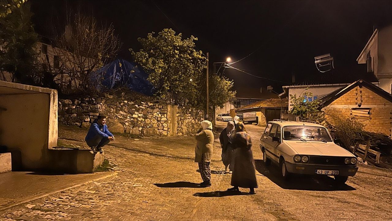 Kütahya'da Artçı Sarsıntılar Köylüleri Dışarıda Bıraktı