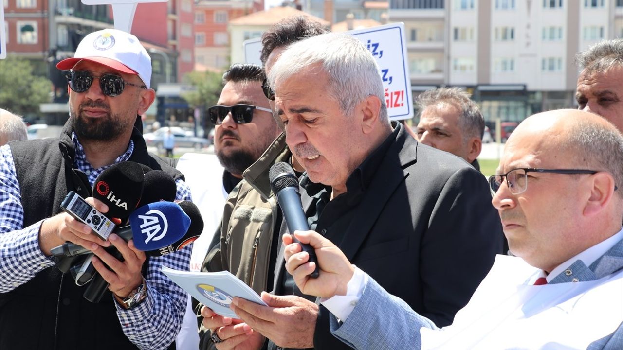 Kütahya'da İşten Çıkarılan Belediyeciler Protesto Edildi