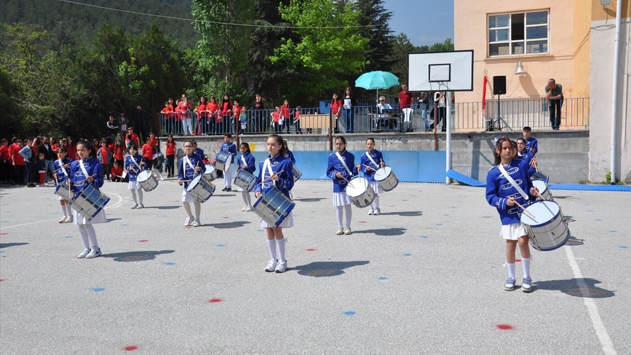 Kütahya'da Öğrenciler Harmandalı Oynadı