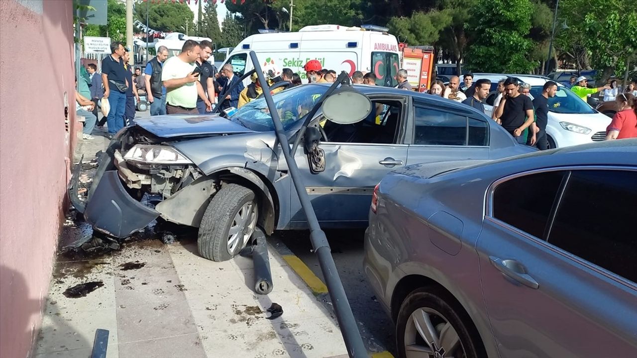 Manisa'da Trafik Kazası: 3 Yaralı