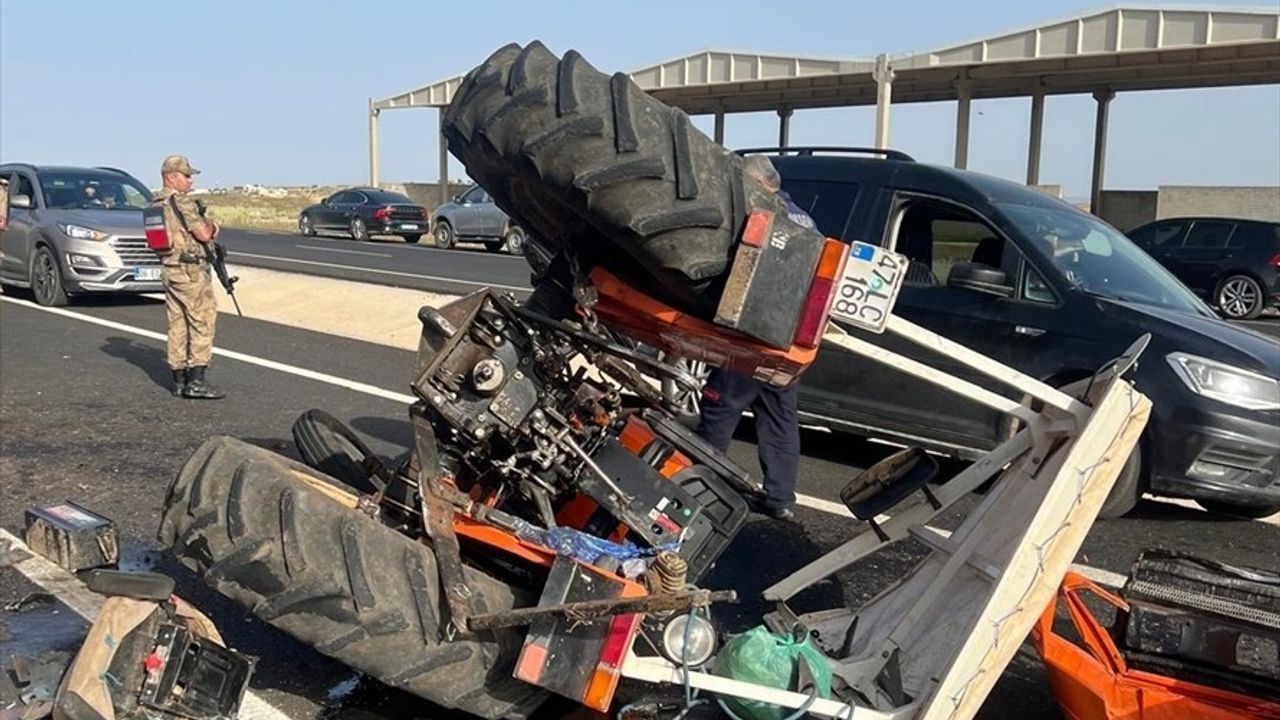 Mardin'de Otomobil-Traktör Çarpışması: 3 Yaralı