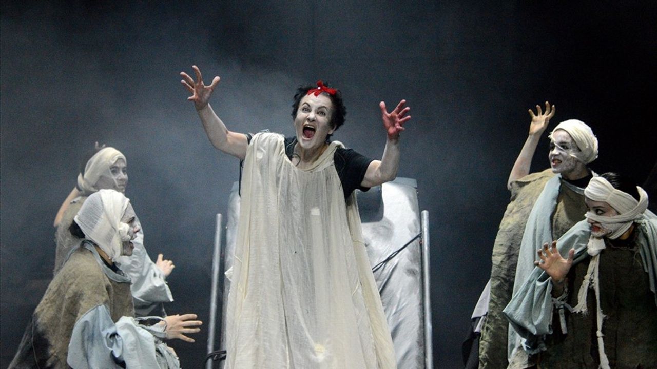 Medea Material Oyunu St. Petersburg'da Sahnelenecek