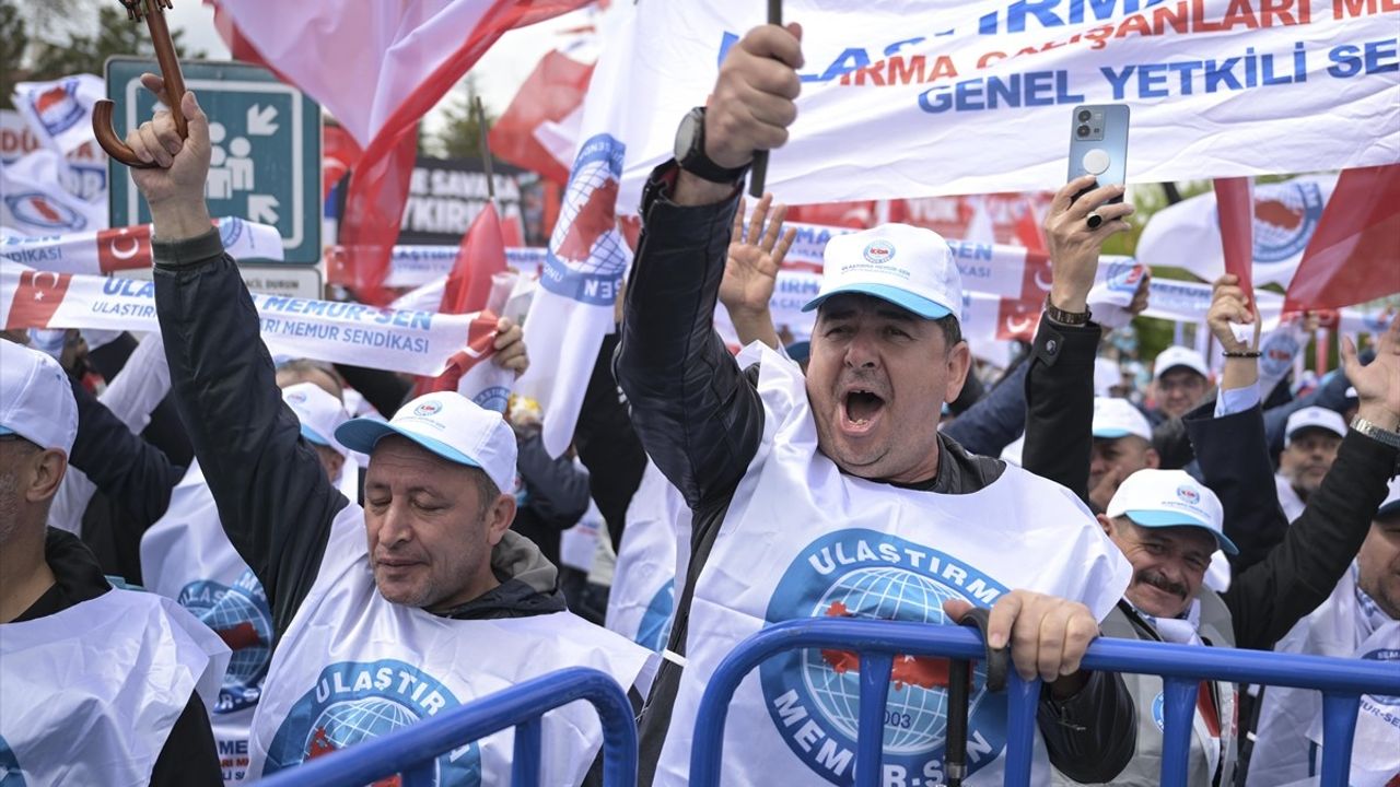 Memur-Sen 1 Mayıs'ı Anıtpark'ta Coşkuyla Kutladı