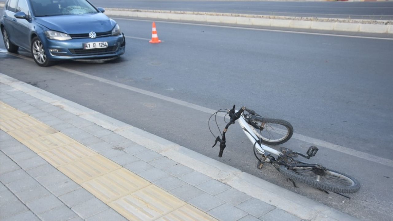 Mersin'de Bisikletli Çocuğa Otomobil Çarpması: Ağır Yaralı