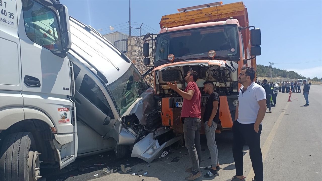 Mersin'de Kontrolden Çıkan Kamyon Sanayi Girişinde Kaza Yaşattı