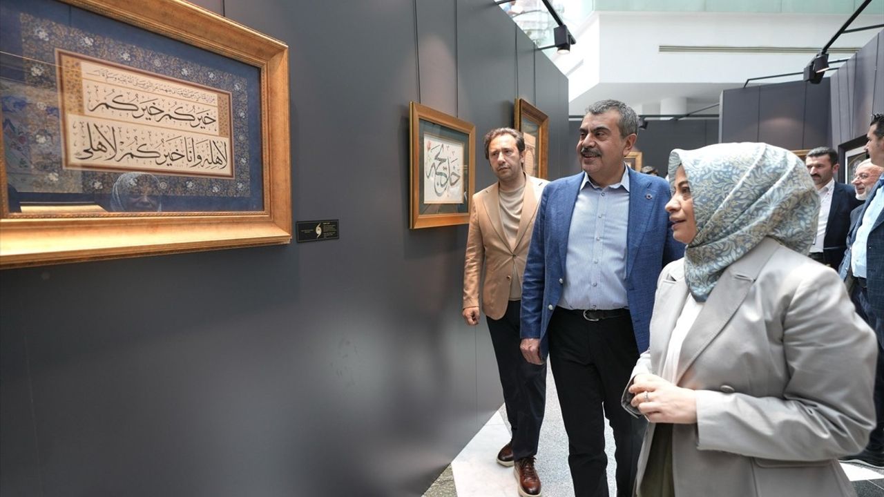 Milli Eğitim Bakanı Tekin, İslam Sanatları Fuarı'nı Ziyaret Etti