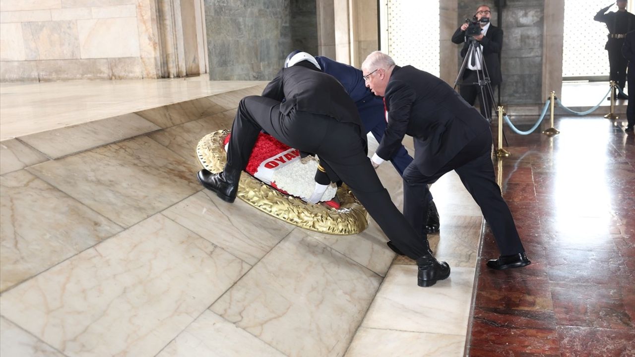 Milli Savunma Bakanı Güler, Anıtkabir'i Ziyaret Etti