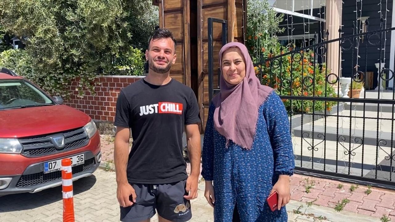 Moldovalı Turist Antalya'da Bulduğu Telefonu Sahibine Teslim Etti