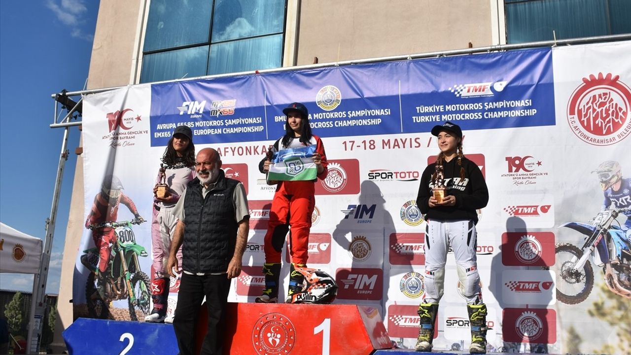Motokrosun Yıldız Kızları: Aile Desteği ile Başarıya Koşuyorlar