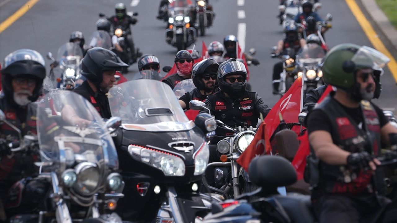 Motosiklet Tutkunlarından Anıtkabir'e Anlamlı Sürüş