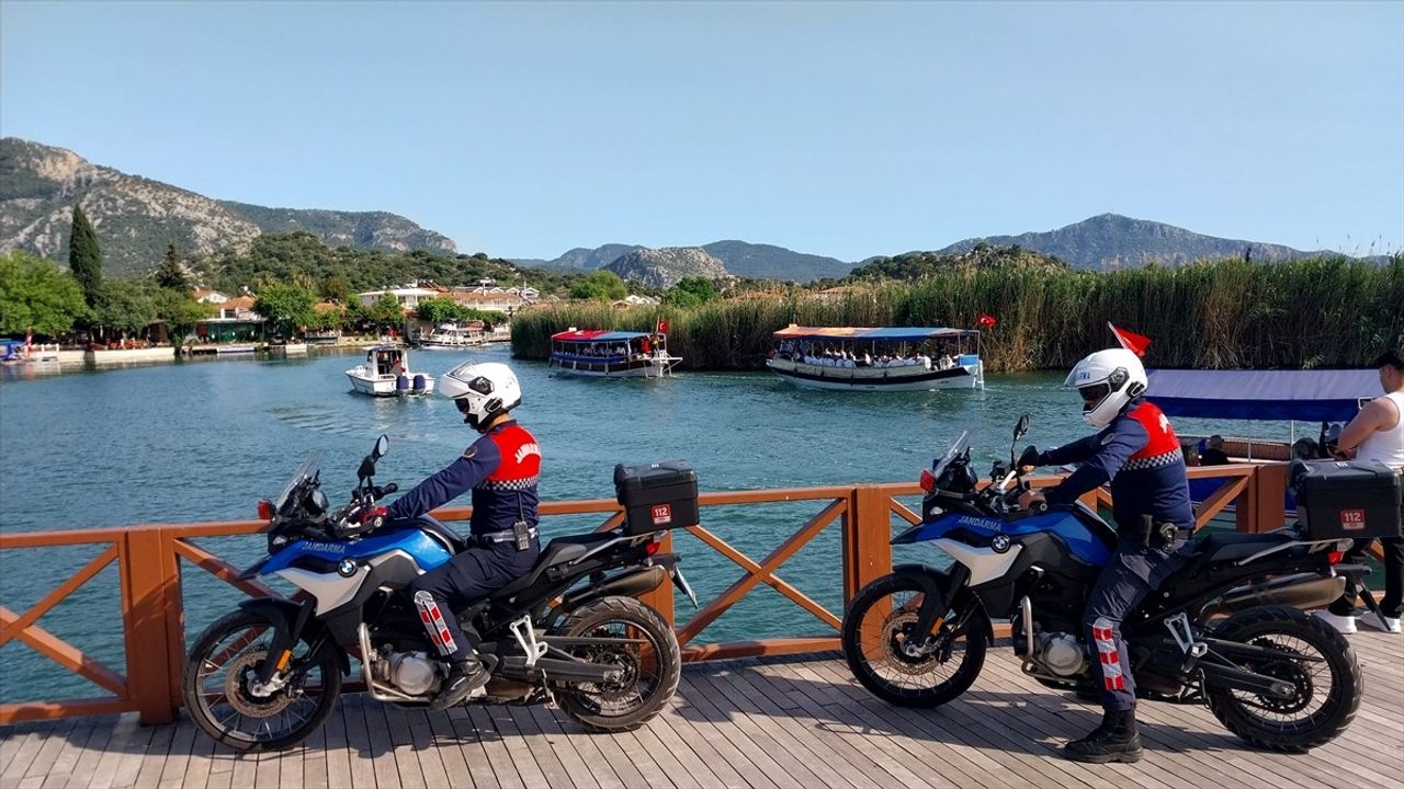 Muğla'da 19 Mayıs Coşkusu Tekne ile Kutlandı