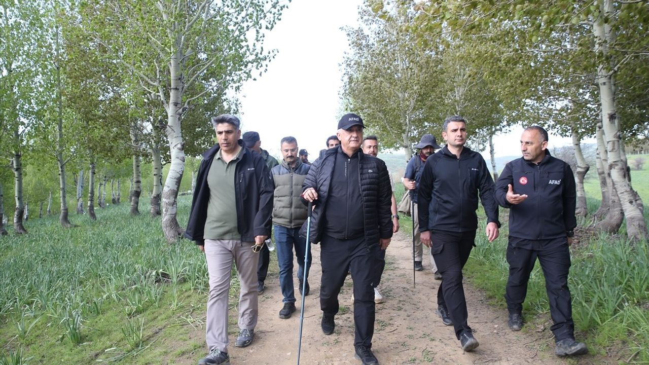 Muş Valisi Çakır'ın Doğa Yürüyüşü ile Şehrin Güzelliklerini Keşfetme Çabası