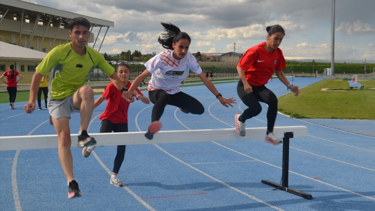 Muşlu Milli Atlet Derya Kunur, Avrupa 10.000 Metre Kupası'na Hazırlanıyor