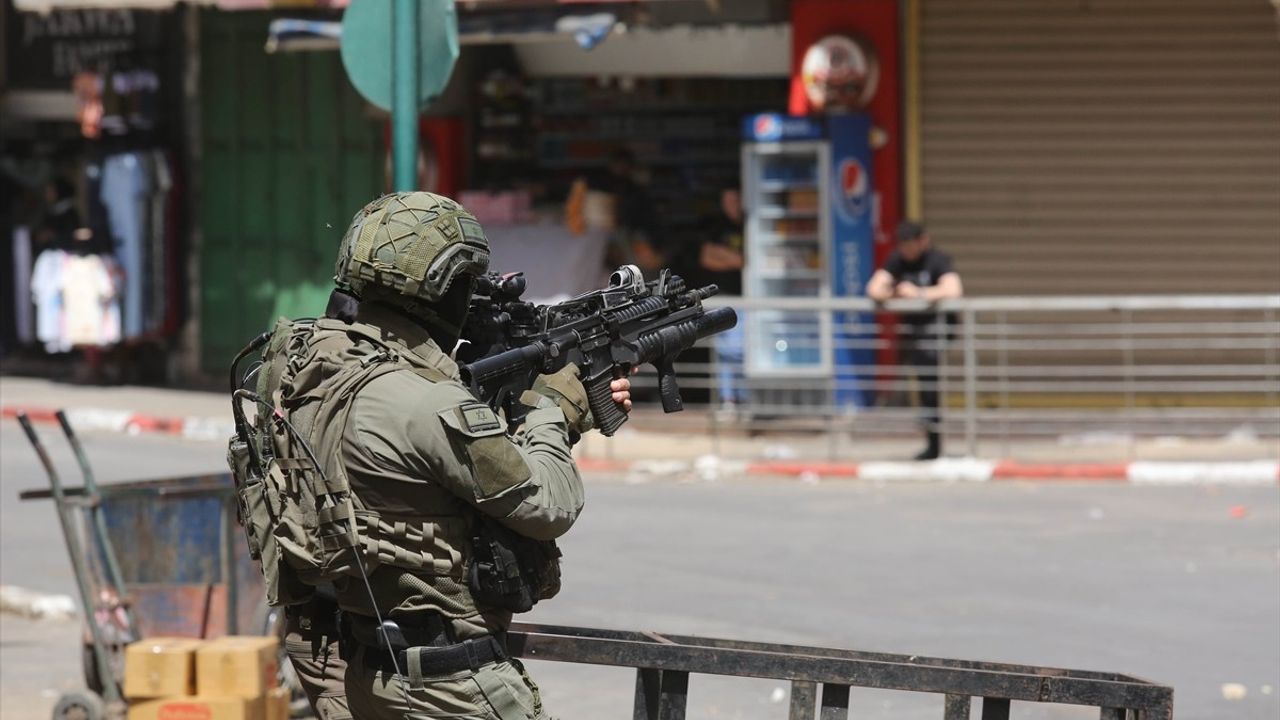 Nablus'ta İsrail Ordusunun Baskınında 4 Filistinli Yaralandı