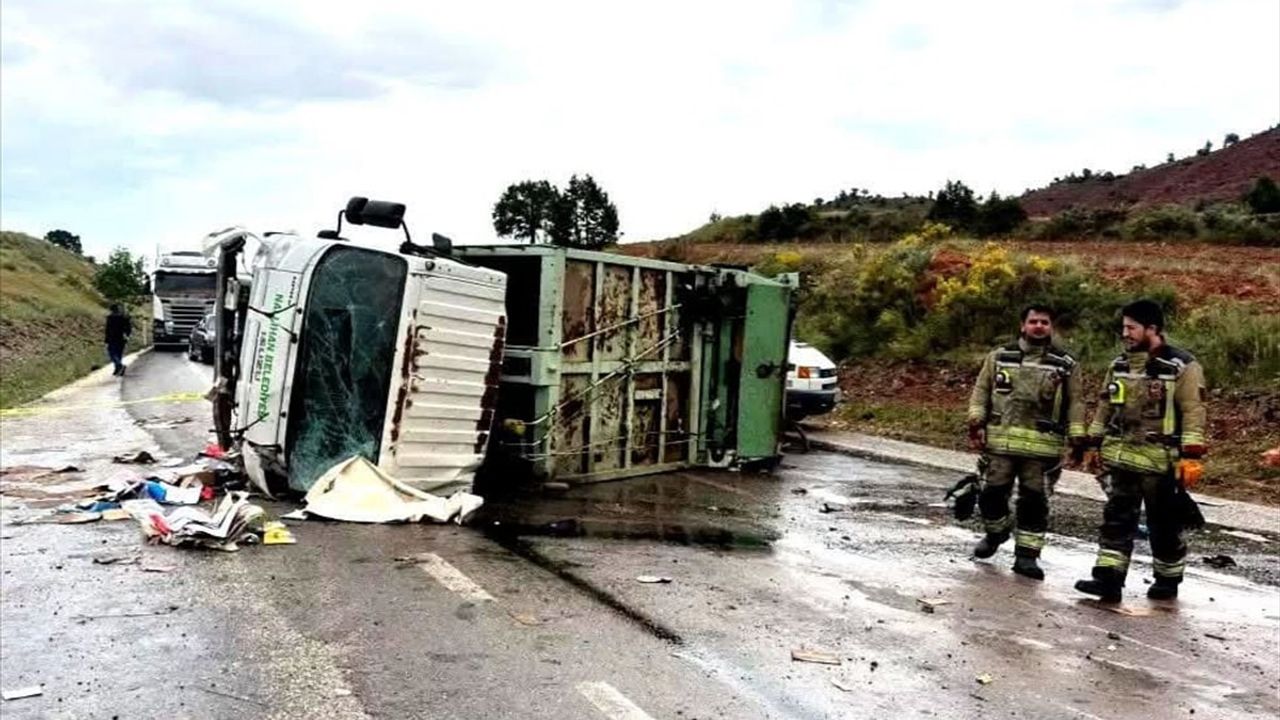 Nallıhan'da Çöp Kamyonu Devrildi: Bir Ölü, Bir Yaralı