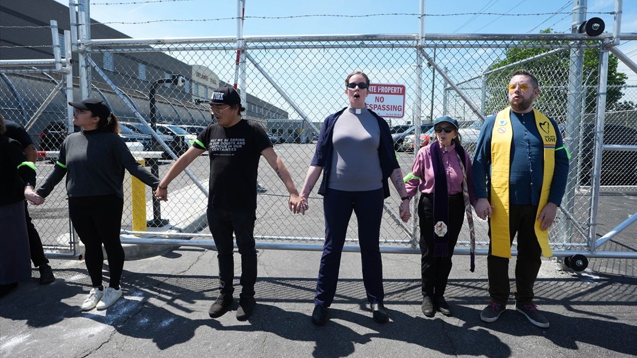 New Jersey'de Göçmen Merkezi Önünde Protesto Düzenlendi