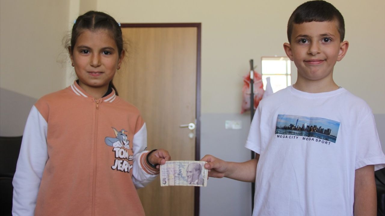 Öğrencilikten Örnek Davranış: Parayı Sahibine İade Etti