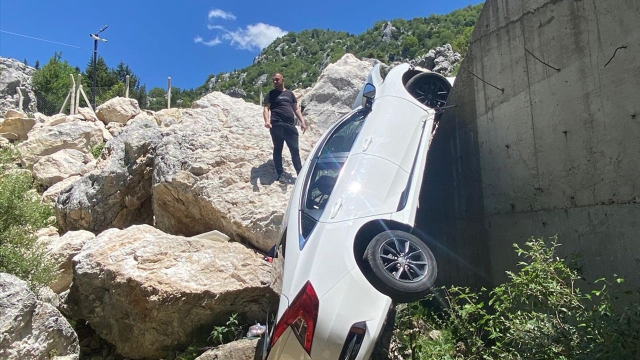 Osmaniye'de Dere Yatağına Düşen Otomobilde 4 Yaralı