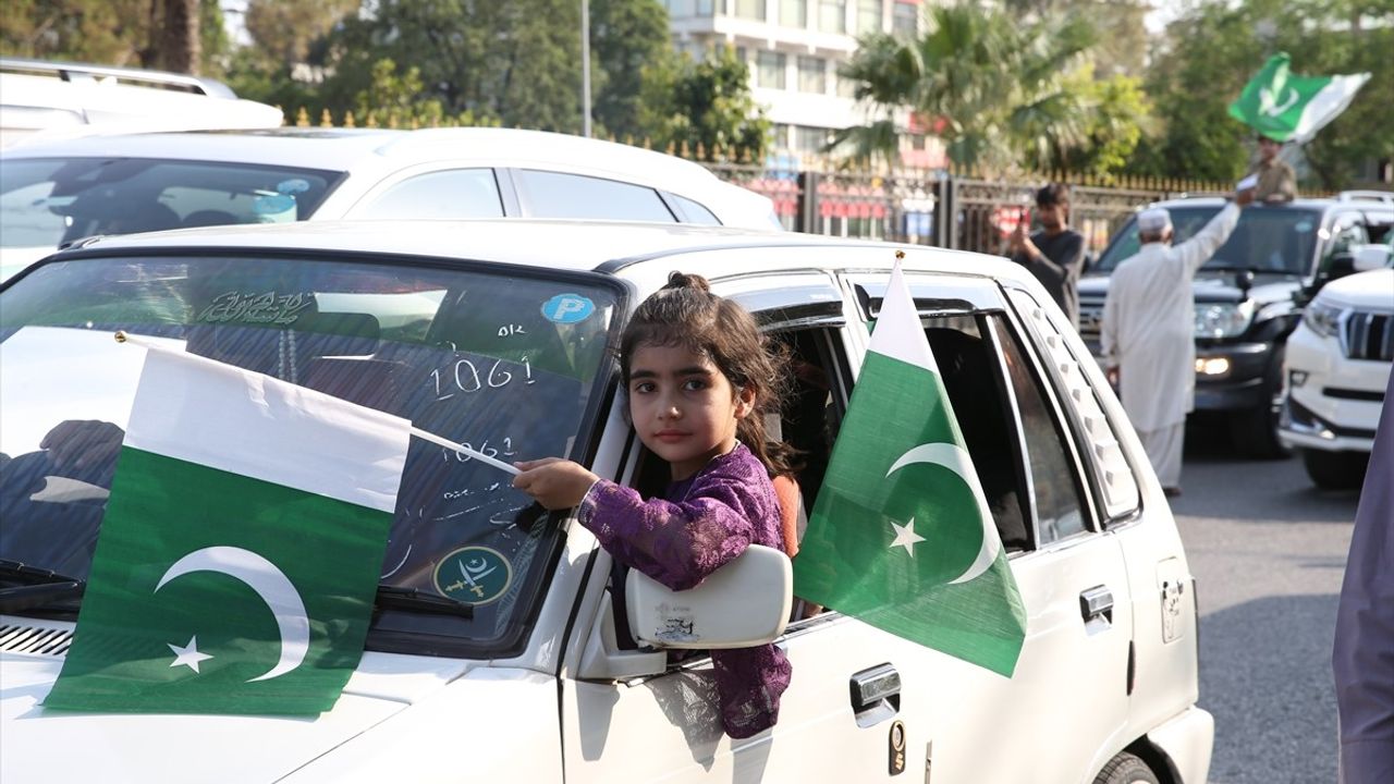 Pakistan'da Orduya Destek Gösterileri