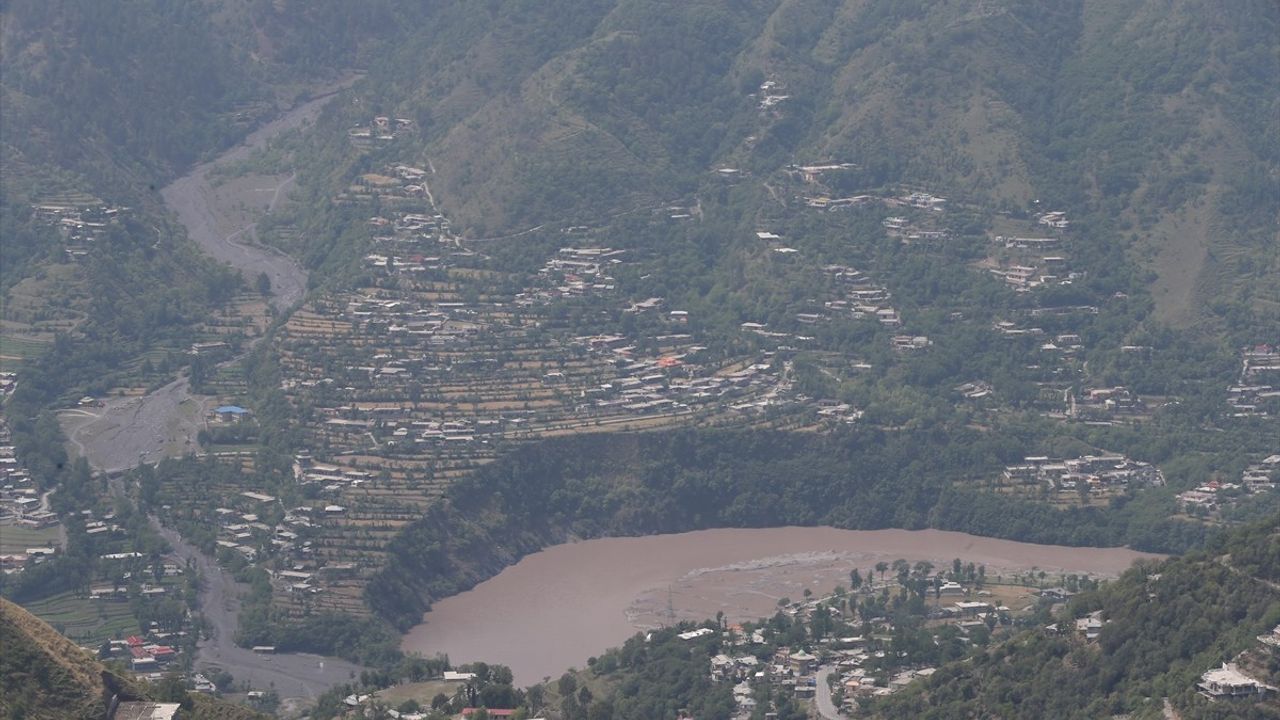 Pakistan, Hindistan'ın İddialarını Çürütmek İçin Gazetecileri Keşmir Sınırına Götürdü