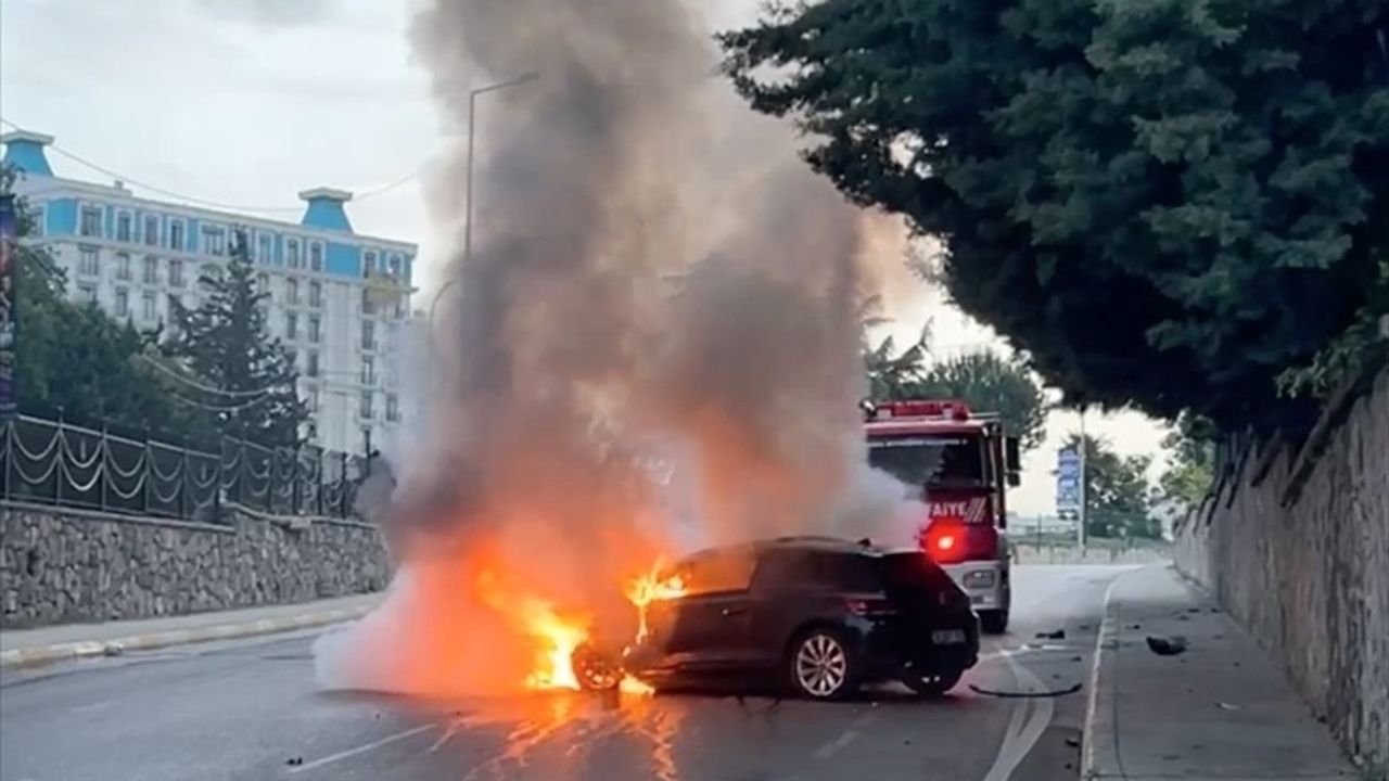 Pendik'te Kaza Yapan Araçta Yangın Çıktı