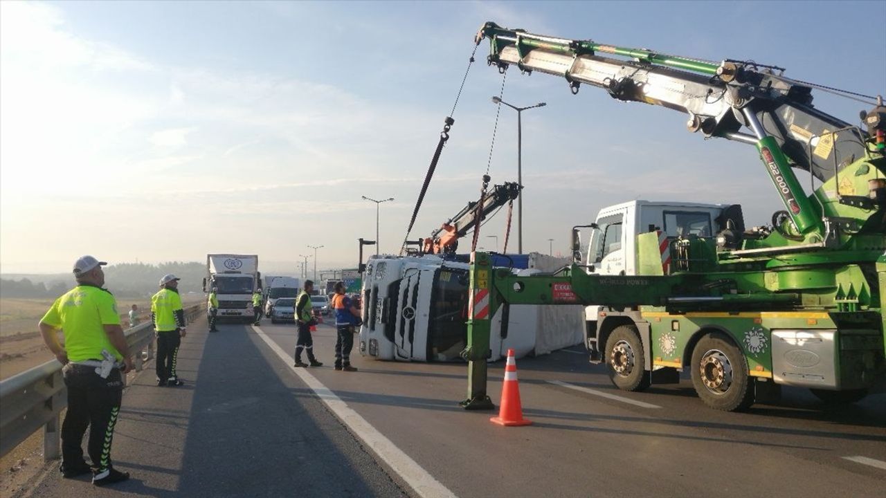 Pendik'te Tır Devrildi: Sürücü Yaralandı