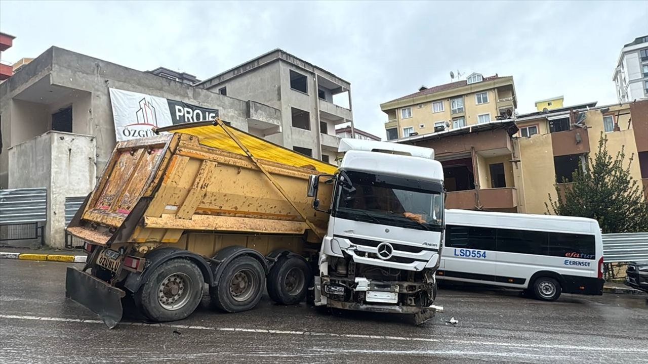 Pendik'te Yokuşta Kontrolden Çıkan Kamyon Park Halindeki Araçlara Çarptı