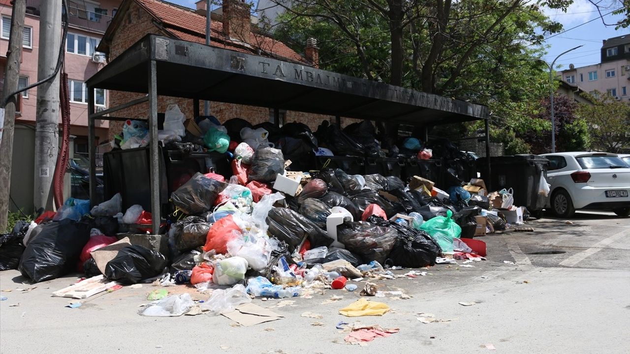 Priştine Sokakları Grev Nedeniyle Çöple Dolduruldu