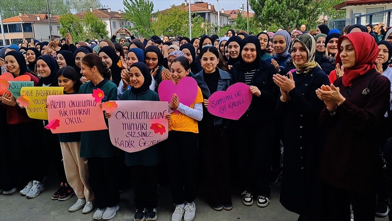 Sakarya'da 41 Yıllık Eğitimciye Duygusal Veda