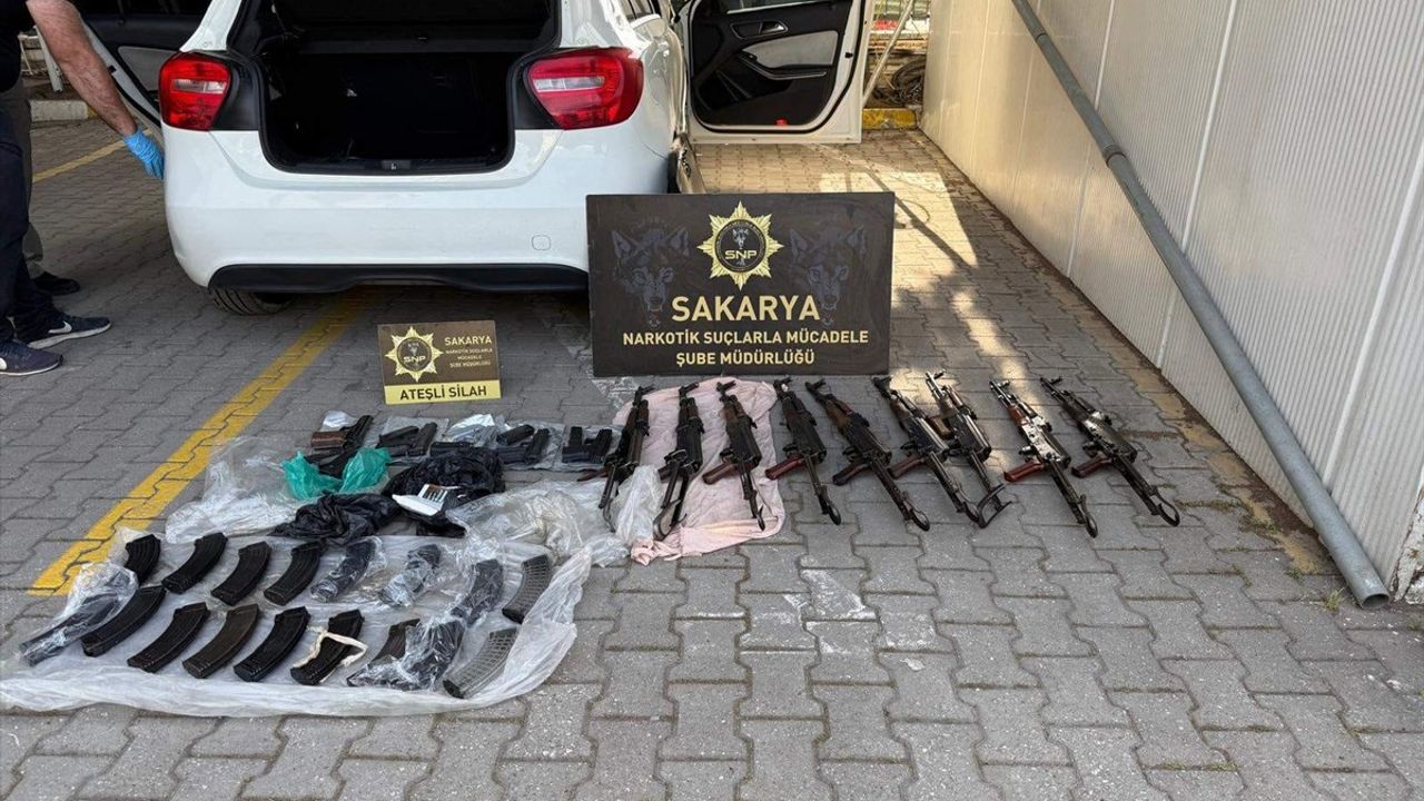 Sakarya'da Araca Operasyon: 9 Kaleşnikof ve 5 Ruhsatsız Tabanca Ele Geçirildi