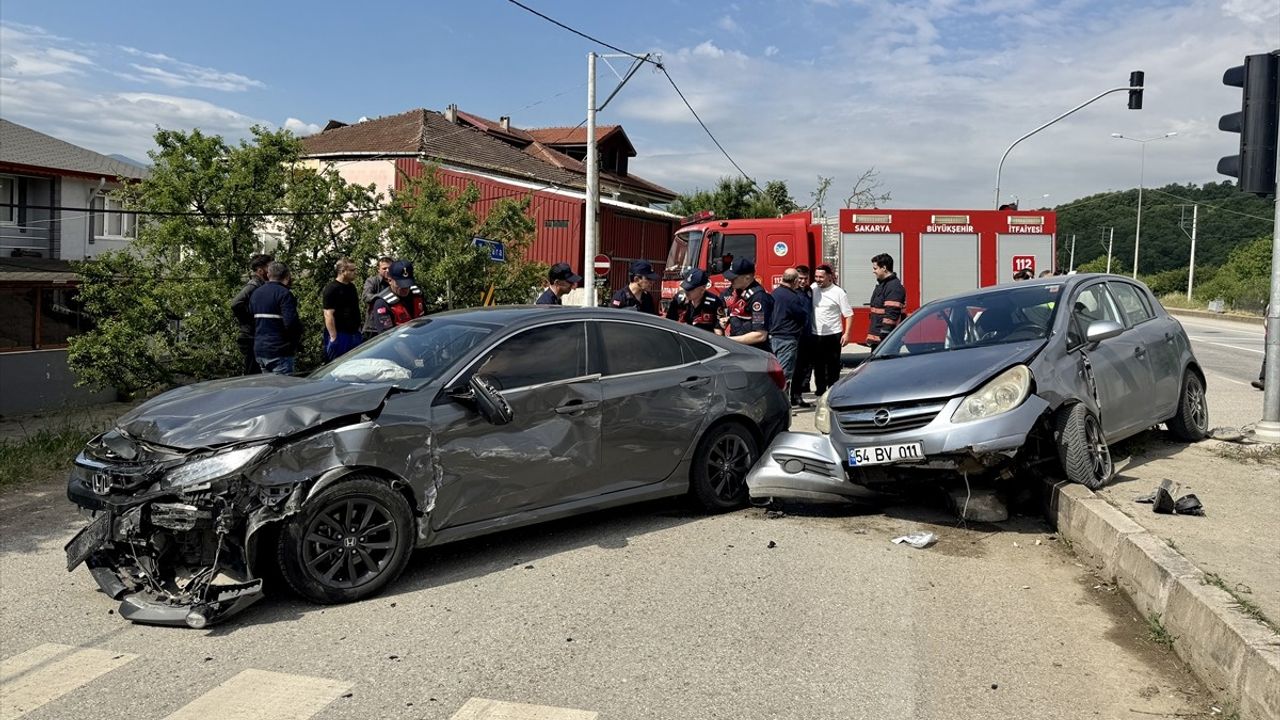 Sakarya'da Otomobil Çarpışması: 4 Yaralı