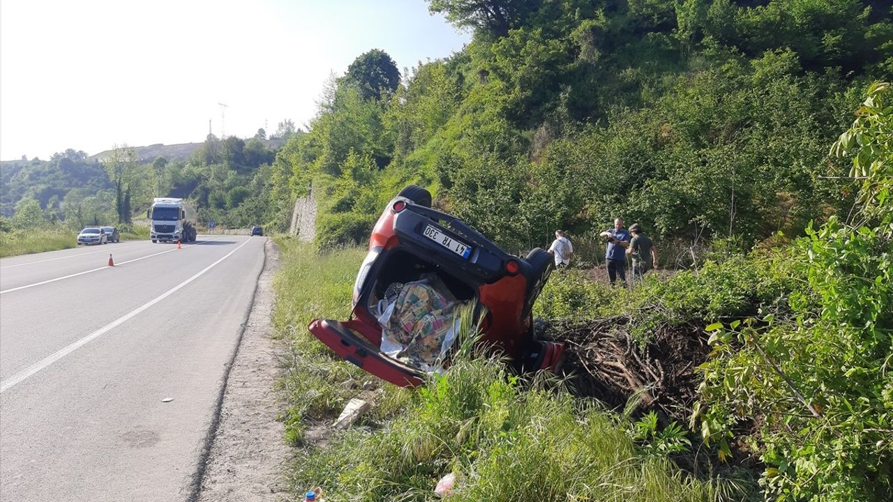 Sakarya'da Otomobil Kazası: 4 Yaralı, 1 Bebek