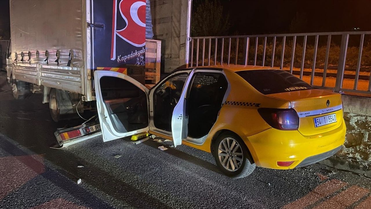 Sakarya'da Ticari Taksi Kamyonete Çarptı: 1 Ölü, 1 Yaralı