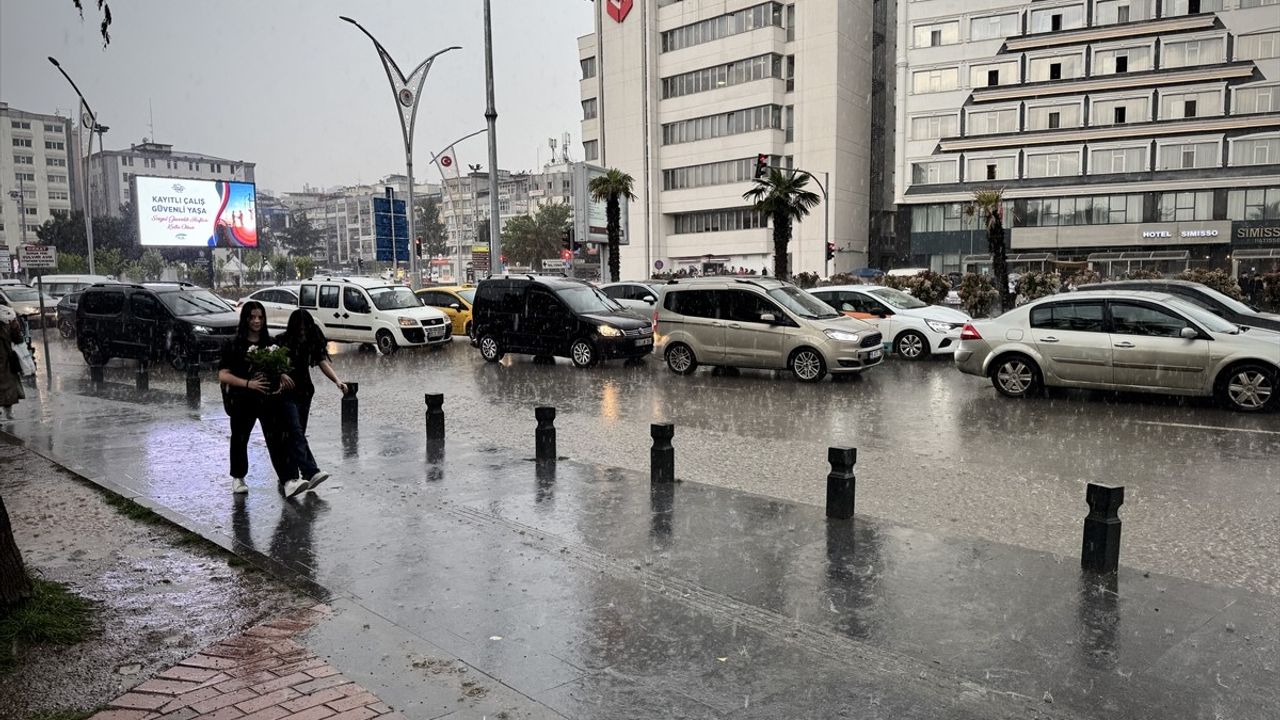 Samsun'da Sağanak Yağış Zorluklar Yaşattı