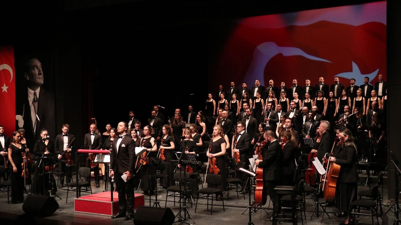 Samsun'da Yankılı Tepeler Senfonik Şiir Dinletisi Sahnelendi