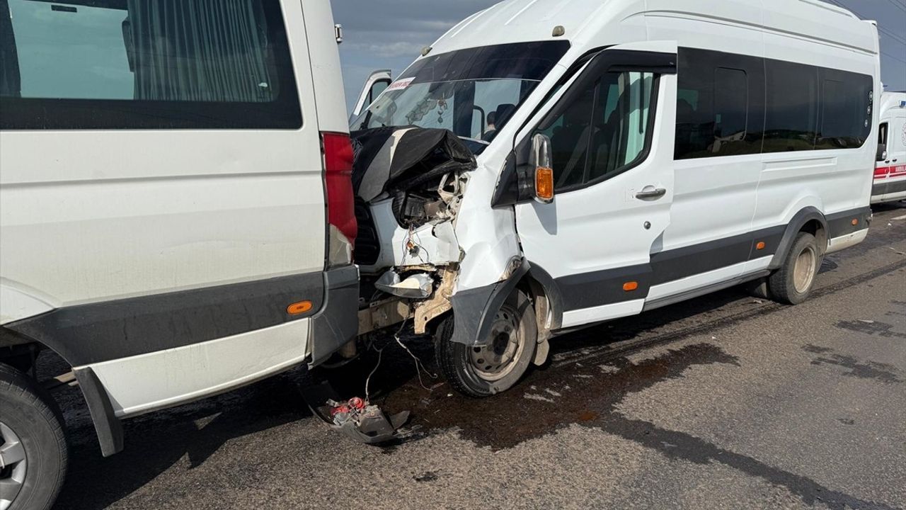 Şanlıurfa'da Öğretmenleri Taşıyan Minibüslerin Çarpıştığı Kazada 28 Yaralı