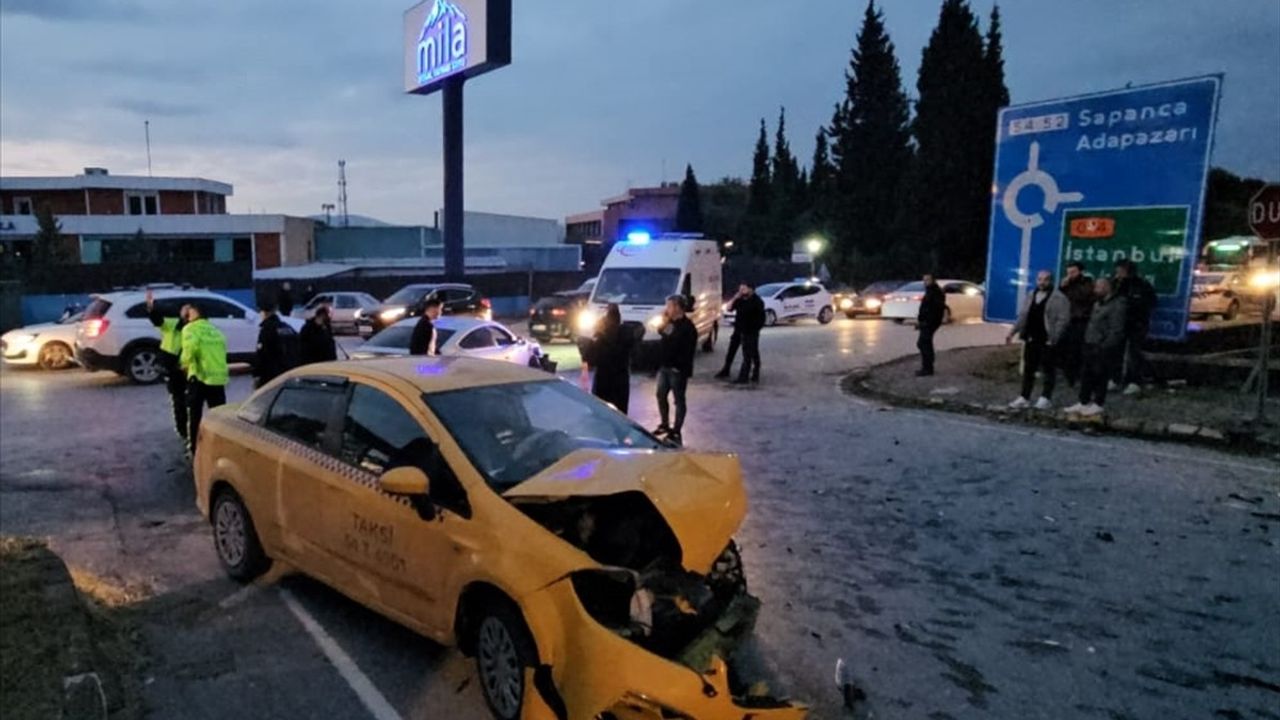 Sapanca'da Kazalı Taksi ve Otomobil Çarpışması: 6 Yaralı
