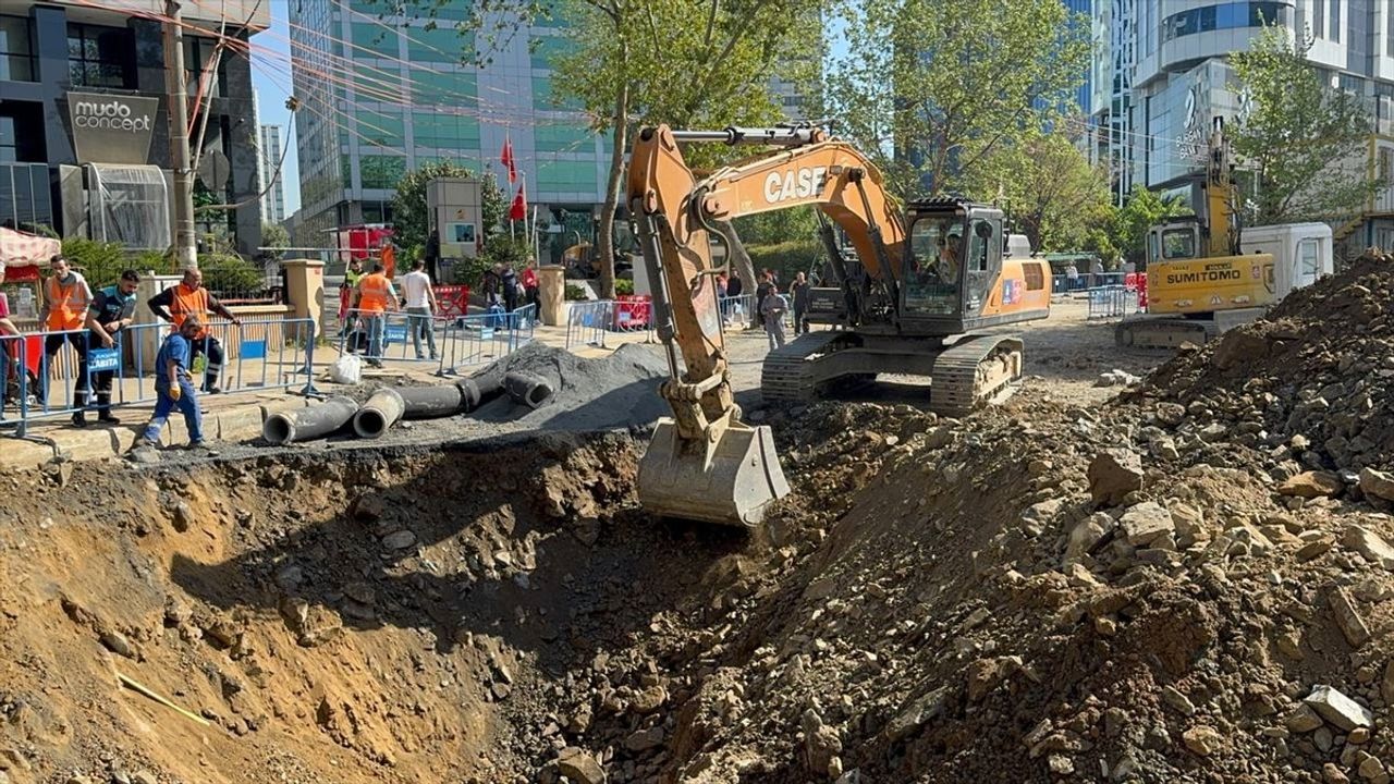 Sarıyer'de Çökmüş Yolun Onarım Çalışmaları Devam Ediyor