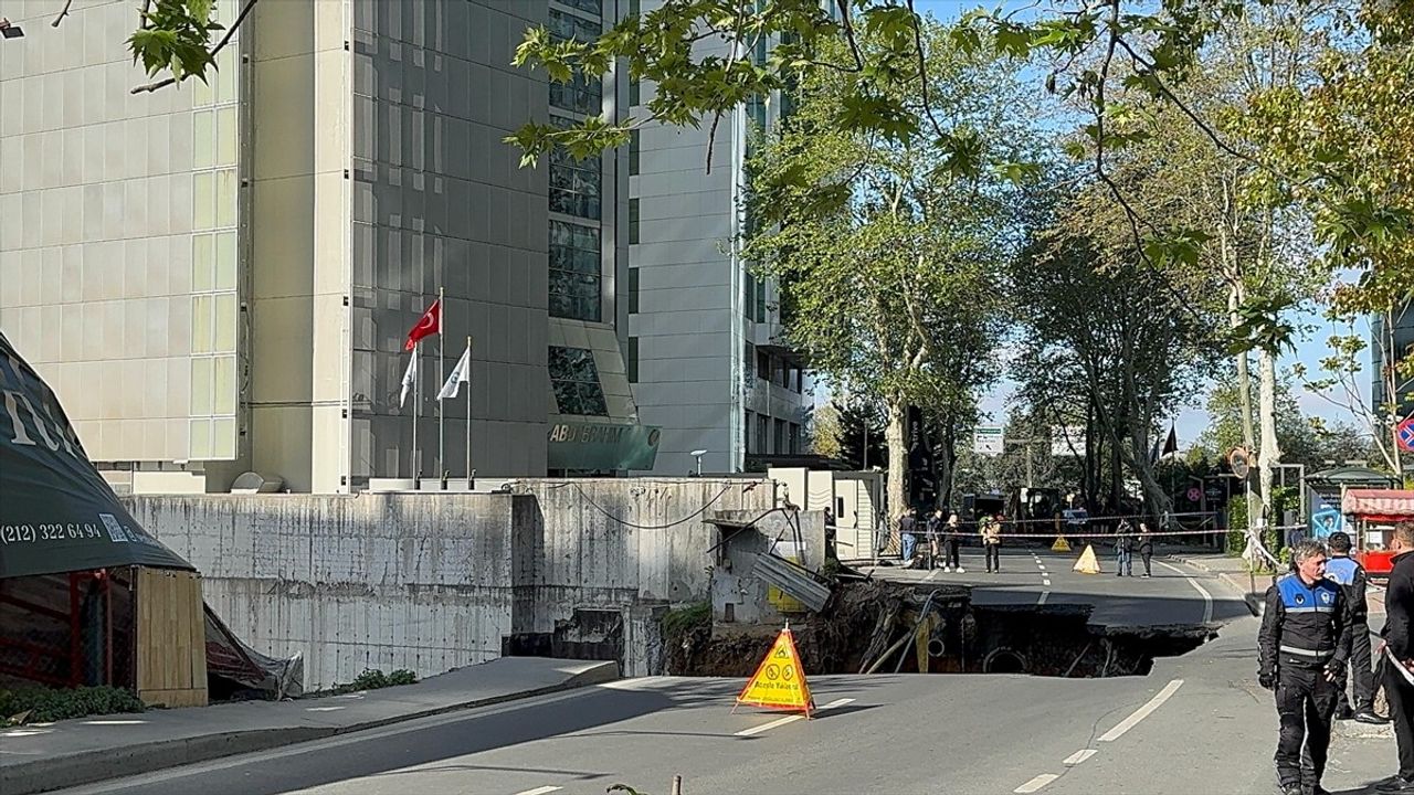 Sarıyer'deki Yol Çökmesi Trafiği Olumsuz Etkiledi