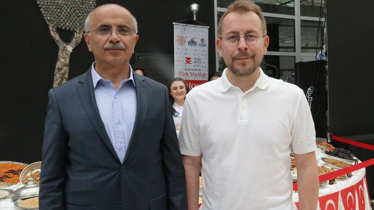Şef Ömür Akkor, Malatya'da Mor Reyhan Şerbeti Yapımına Katıldı