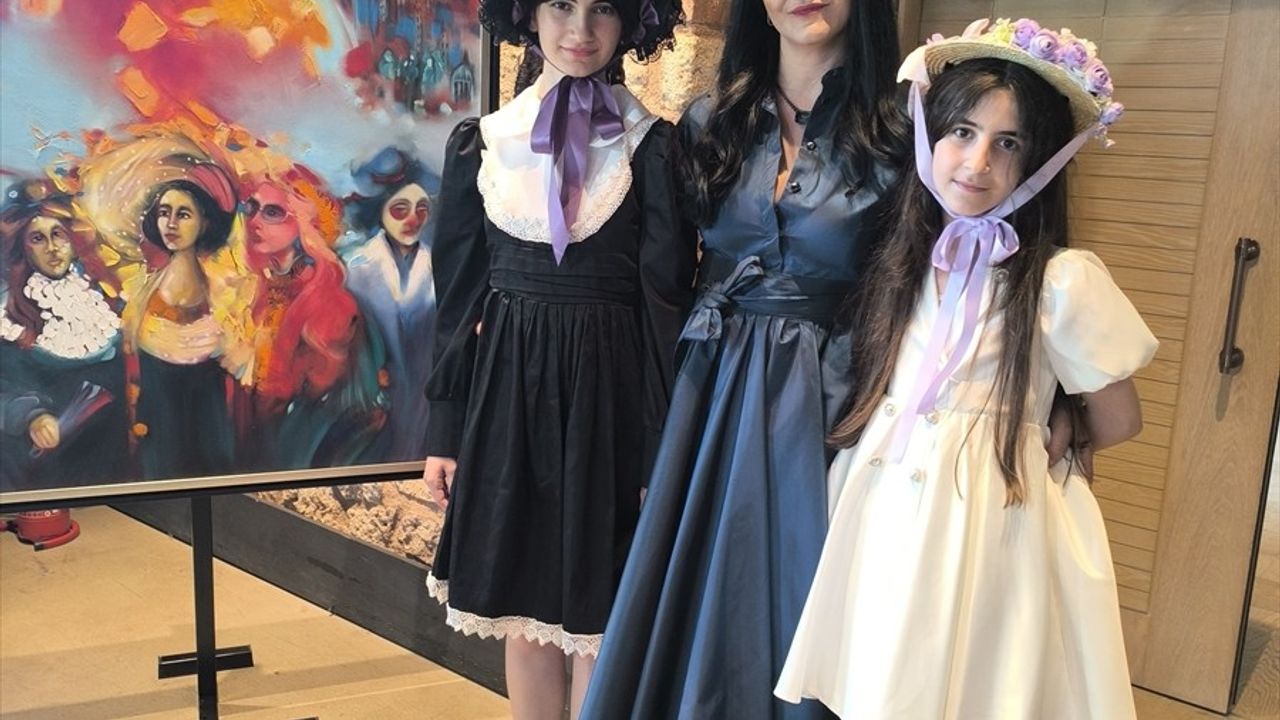 Sinem Kurt'un 'Toprak Ana-Kara' Sergisi Fişekhane'de Sanatseverlerle Buluştu