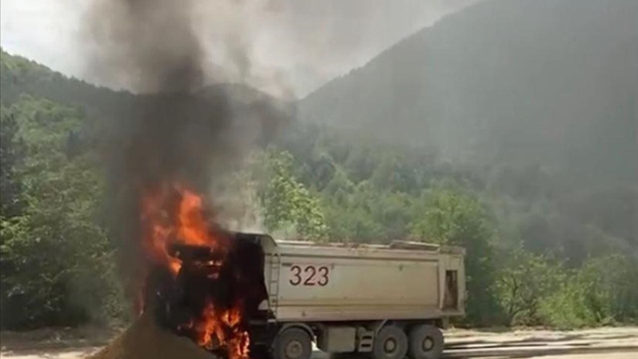 Sinop'ta Hafriyat Kamyonu Yangını