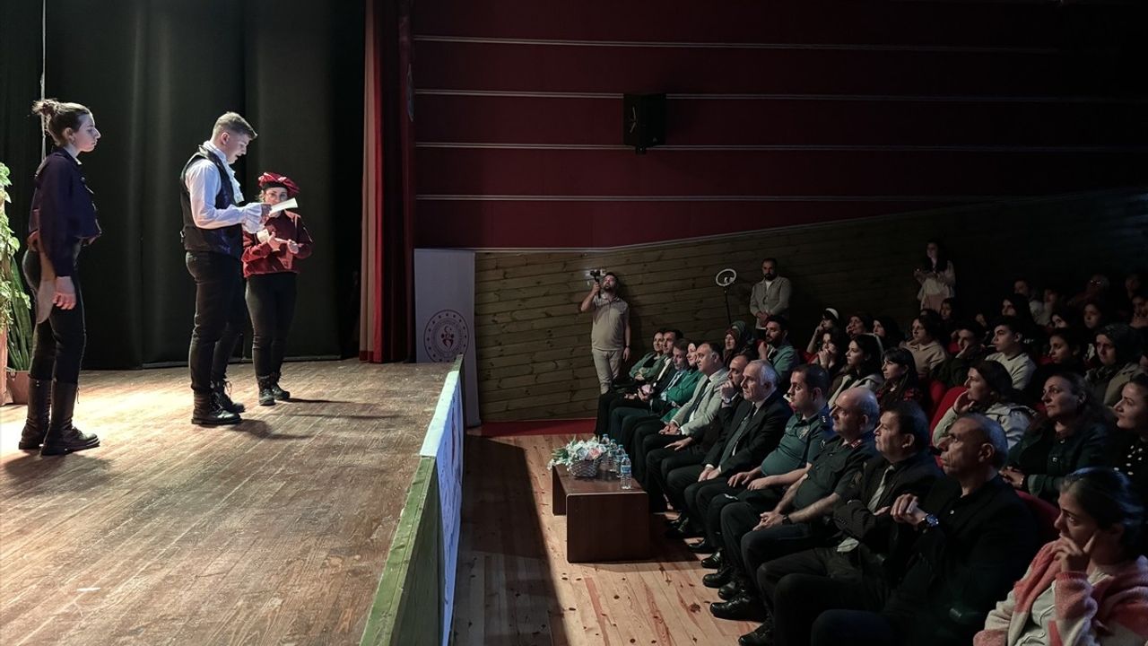 Sinop'ta Lise Öğrencileri 'Romeo ve Juliet' Oyununu İngilizce Sahneledi