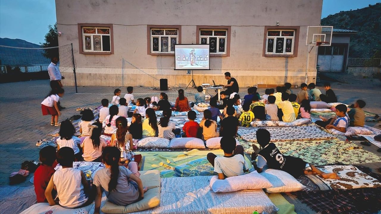 Şırnak'ta 95 Öğrenci için Açık Hava Sinema Etkinliği Düzenlendi