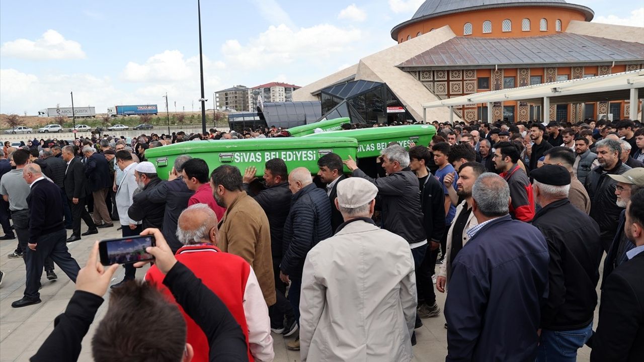 Sivas'ta Bıçaklanarak Öldürülen Kardeşlerin Cenazesi Defnedildi