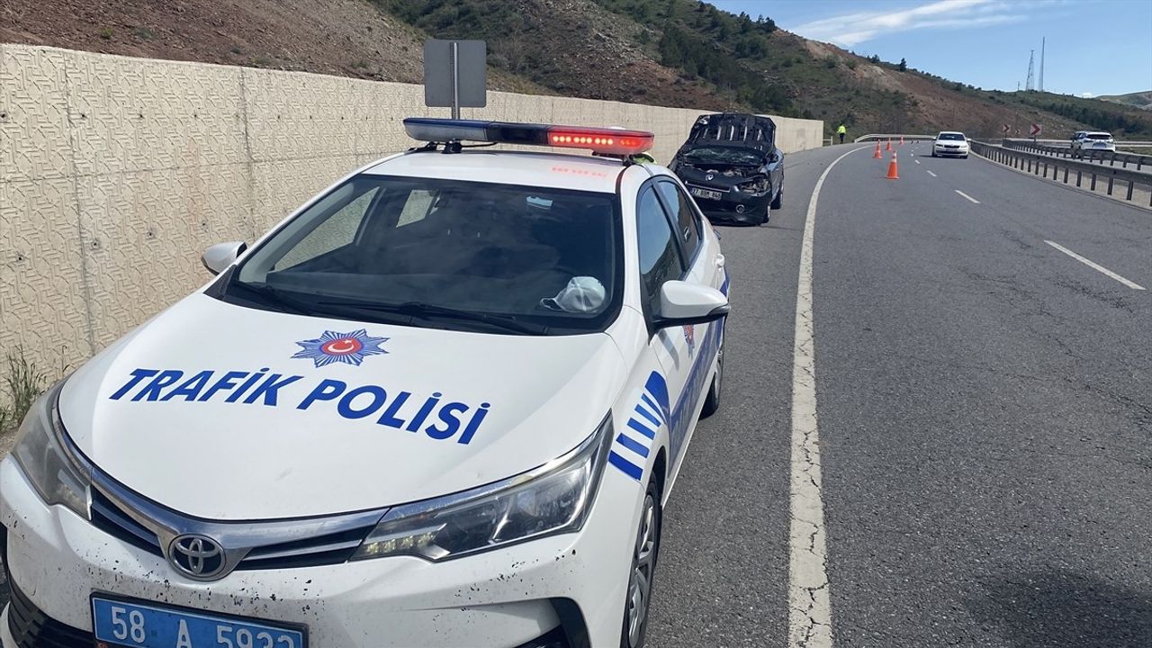 Sivas'ta İki Ayrı Trafik Kazası: 4 Yaralı