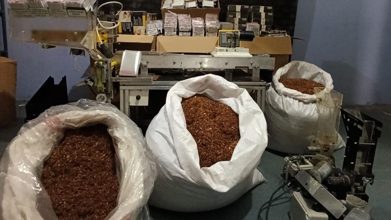 Sivas'ta Kaçakçılık Operasyonu: 126 Bin 800 Makaron Ele Geçirildi