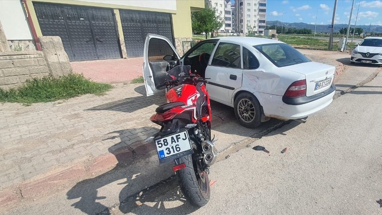 Sivas'ta motosiklet ile otomobil çarpıştı: 2 yaralı
