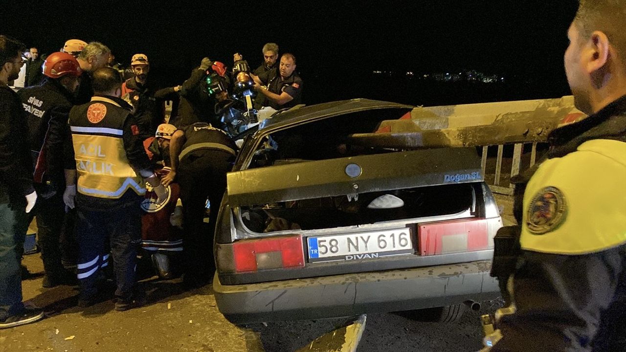 Sivas'ta Otomobil Bariyerle Çarpıştı: Sürücü Sağ Kurtuldu