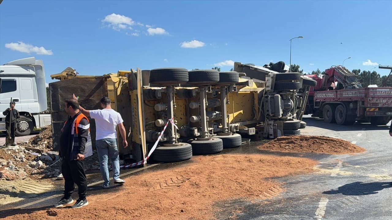 Sultanbeyli'de Hafriyat Kamyonu Otomobilin Üzerine Devrildi